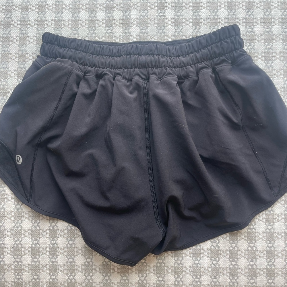 Lululemon Hotty Hot Low-Rise Lined Shorts 2.5” Size 4, Black